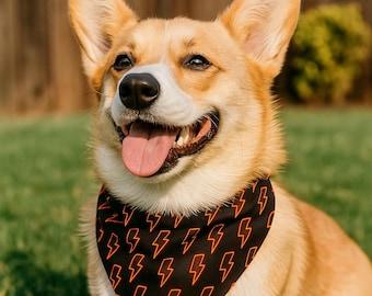 オレンジ色の稲妻が描かれた黒い犬用バンダナ、ペット用スカーフ