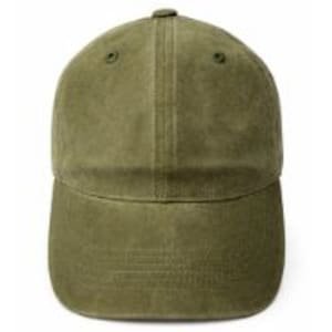 Puede incluir: Una gorra de b&eacute;isbol de color verde oliva con una construcci&oacute;n de seis paneles, visera curva y ojales cosidos a juego en la corona. El tejido tiene una textura suave y mate, y la gorra presenta una costura vertical central.