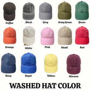 Puede incluir: Una colecci&oacute;n de catorce gorras de b&eacute;isbol en varios colores, incluyendo caf&eacute;, negro, gris, verde militar, verde, naranja, blanco, rosa, caqui, rojo, azul marino, azul real, amarillo y granate, con el texto WASHED HAT COLOR debajo.