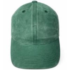 Puede incluir: Una gorra de b&eacute;isbol de color verde bosque s&oacute;lido con una construcci&oacute;n de seis paneles, visera curva y un bot&oacute;n en la parte superior. La tela tiene una textura suave y ligeramente desgastada, con ojales cosidos y costuras visibles.
