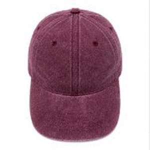 Puede incluir: Una gorra de b&eacute;isbol de color granate oscuro s&oacute;lido con una construcci&oacute;n de seis paneles, una visera curva y un bot&oacute;n cubierto de tela en la parte superior. El material tiene una apariencia ligeramente deste&ntilde;ida y texturizada con ojales.