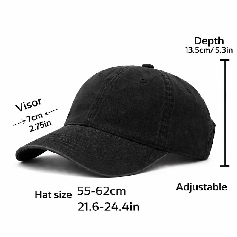 Puede incluir: Una gorra de b&eacute;isbol negra con visera curva. La visera mide 7 cm, la profundidad es de 13,5 cm y el tama&ntilde;o ajustable de la gorra var&iacute;a de 55 a 62 cm. La gorra presenta paneles cosidos y un bot&oacute;n en la parte superior de la corona.