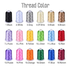 Puede incluir: Una carta de colores titulada Thread Color que muestra dieciocho carretes de hilo de bordar numerados en varios tonos, incluyendo negro, blanco, gris, blanco roto, caqui, marr&oacute;n, morado claro, rosa claro, amarillo, verde claro, azul claro, rojo, morado, rosa, naranja, verde, azul y granate.