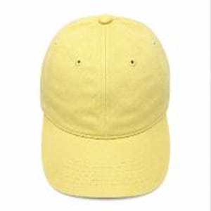 Puede incluir: Una gorra de b&eacute;isbol de color amarillo claro s&oacute;lido que presenta una construcci&oacute;n de seis paneles con visera curva, un bot&oacute;n cubierto de tela en la parte superior y ojales bordados en cada panel para la ventilaci&oacute;n.