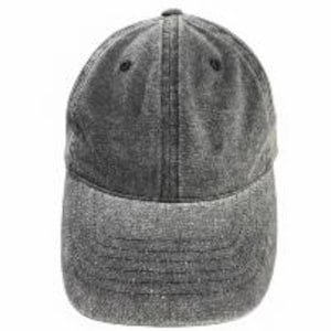 Puede incluir: Una gorra de b&eacute;isbol gris carb&oacute;n con un acabado de tela desgastada y lavada. La gorra presenta una construcci&oacute;n de seis paneles con visera curva, costuras reforzadas a lo largo de los paneles y peque&ntilde;os ojales de ventilaci&oacute;n en la corona.