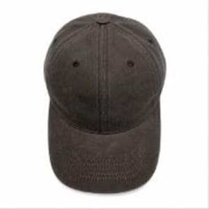 Puede incluir: Una gorra de b&eacute;isbol de color gris carb&oacute;n oscuro s&oacute;lido con una construcci&oacute;n de seis paneles, visera curva, un bot&oacute;n cubierto de tela en la corona y ojales cosidos para ventilaci&oacute;n, presentada desde una vista superior sobre un fondo liso.