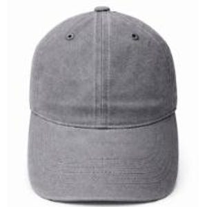 Puede incluir: Una gorra de b&eacute;isbol de color gris s&oacute;lido con una construcci&oacute;n de seis paneles, visera curva y un bot&oacute;n en la parte superior. La tela tiene una textura ligeramente desgastada y lavada, con ojales cosidos en la corona para ventilaci&oacute;n.