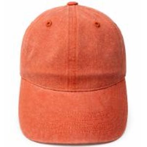Puede incluir: Una gorra de b&eacute;isbol de color naranja quemado s&oacute;lido con una construcci&oacute;n de seis paneles, una visera curva y un bot&oacute;n en la parte superior. La tela tiene una textura ligeramente desgastada y lavada en toda la corona y la visera, con costuras a juego.