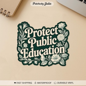Peut inclure: Un autocollant vert fonc&eacute; avec les mots "Protect Public Education" en blanc, entour&eacute; d'illustrations florales. L'autocollant a une bordure d&eacute;corative et un design vintage.