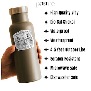 Puede incluir: Una botella de agua verde oliva mate con tapa plateada, sostenida por una mano. Una pegatina blanca con una ilustraci&oacute;n vintage y el texto "I AM NOT AS MEAN AS I WOULD LIKE TO BE AND I WISH PEOPLE APPRECIATED THAT MORE" est&aacute; en la botella.