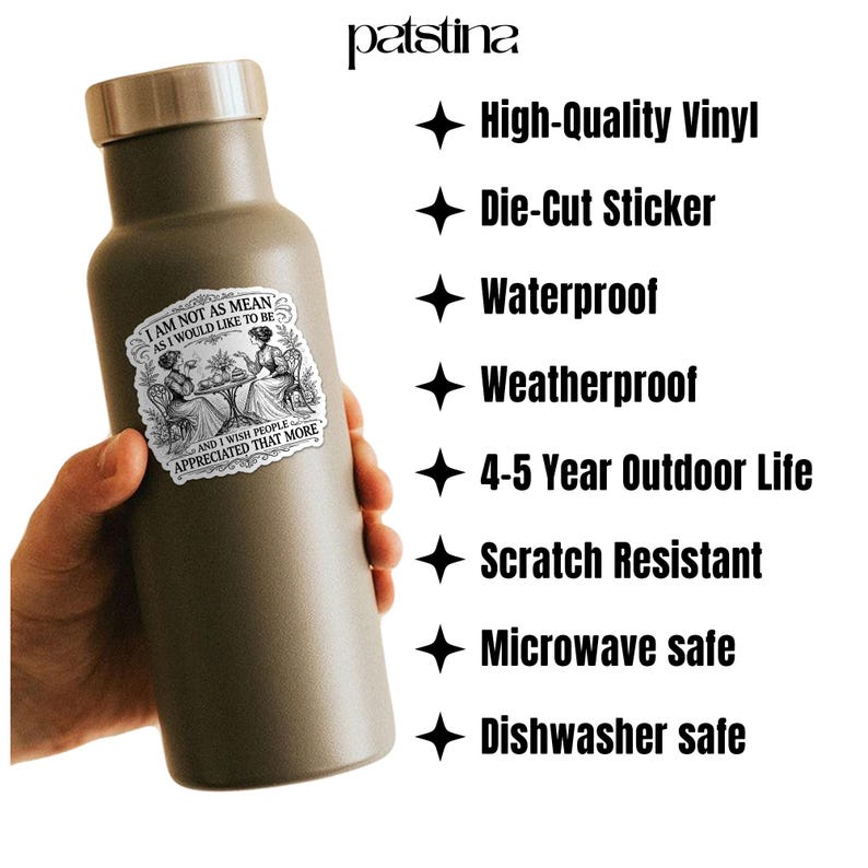 Puede incluir: Una botella de agua verde oliva mate con tapa plateada, sostenida por una mano. Una pegatina blanca con una ilustraci&oacute;n vintage y el texto "I AM NOT AS MEAN AS I WOULD LIKE TO BE AND I WISH PEOPLE APPRECIATED THAT MORE" est&aacute; en la botella.