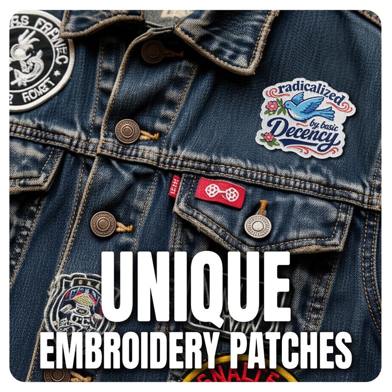 K&ouml;nnte beinhalten: Nahaufnahme einer blauen Jeansjacke mit verschiedenen gestickten Aufn&auml;hern. Die Aufn&auml;her zeigen verschiedene Designs, darunter Text und Illustrationen. Die Jacke hat Metallkn&ouml;pfe und eine Tasche mit einem roten Etikett. Der Text "UNIQUE EMBROIDERY PATCHES" wird angezeigt.