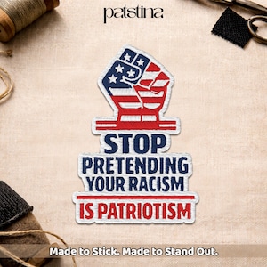 Peut inclure: Écusson brodé avec un poing levé en rouge, blanc et bleu, avec le texte "STOP PRETENDING YOUR RACISM IS PATRIOTISM." Le patch est conçu pour coller et se démarquer.