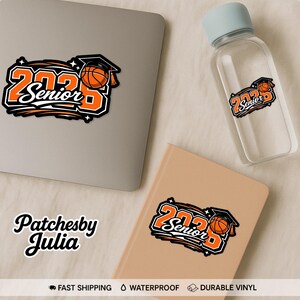 Pu&ograve; includere: Adesivo arancione e nero "2023 Senior" con un design di pallacanestro e cappello di laurea. L'adesivo &egrave; su un laptop, una bottiglia d'acqua e un taccuino. L'immagine include anche il testo "Patchesby Julia".