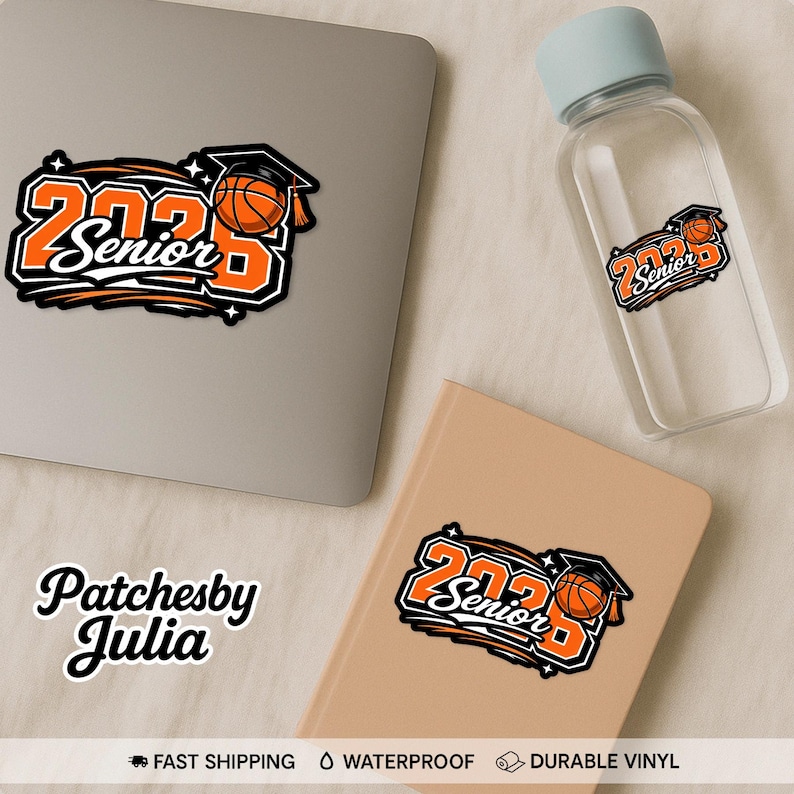Pu&ograve; includere: Adesivo arancione e nero "2023 Senior" con un design di pallacanestro e cappello di laurea. L'adesivo &egrave; su un laptop, una bottiglia d'acqua e un taccuino. L'immagine include anche il testo "Patchesby Julia".