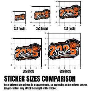 Pu&ograve; includere: Un confronto delle dimensioni degli adesivi quadrati con un design a tema basket, con il testo "2023 Senior". Le dimensioni variano da 5 cm x 5 cm a 15 cm x 15 cm. Il design include un cappello di laurea e un pallone da basket.