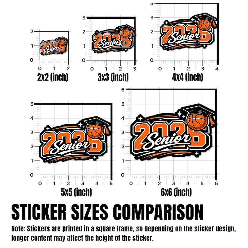 Pu&ograve; includere: Un confronto delle dimensioni degli adesivi quadrati con un design a tema basket, con il testo "2023 Senior". Le dimensioni variano da 5 cm x 5 cm a 15 cm x 15 cm. Il design include un cappello di laurea e un pallone da basket.