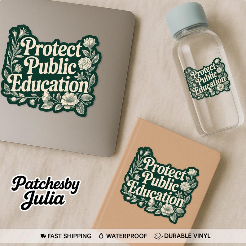 Peut inclure: L'image pr&eacute;sente des autocollants, une gourde et un carnet, tous affichant le texte "Protect Public Education" dans un motif floral. Les autocollants sont sur un ordinateur portable et un carnet. La gourde a un bouchon bleu clair.