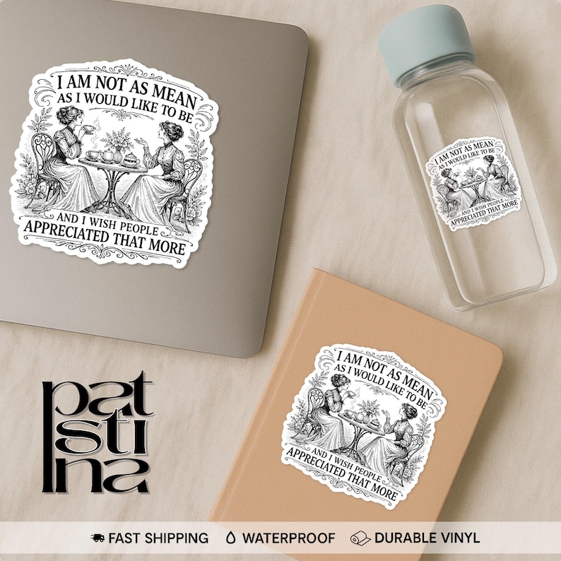 Puede incluir: Una pegatina, una botella de agua y un cuaderno con una ilustraci&oacute;n de estilo vintage de dos mujeres en una mesa, con el texto "I AM NOT AS MEAN AS I WOULD LIKE TO BE AND I WISH PEOPLE APPRECIATED THAT MORE". La botella de agua tiene una tapa azul claro.
