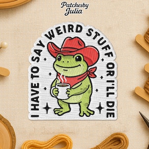 Peut inclure: Écusson brodé représentant une grenouille verte portant un chapeau de cowboy rouge et un bandana, tenant une tasse de café. Le patch porte l'inscription "I HAVE TO SAY WEIRD STUFF OR I'LL DIE" en blanc, en arc.