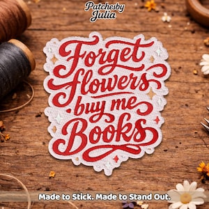 Peut inclure: Écusson brodé avec le texte "Forget Flowers buy me Books" en écriture rouge. Le patch a un fond blanc avec une bordure décorative et de petits accents d'étoiles. Le patch est fait pour coller et se démarquer.