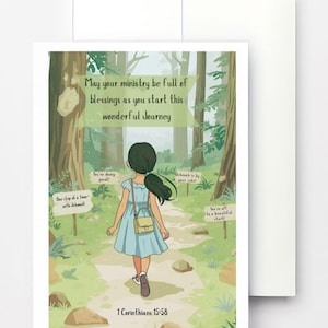 Può includere: Un biglietto di auguri con l'illustrazione di una ragazza che cammina su un sentiero nella foresta. La carta contiene il testo «Possa il tuo ministero essere pieno di benedizioni mentre inizi questo meraviglioso viaggio». Il testo include anche «Stai facendo bene!» e «1 Corinzi 15:58».