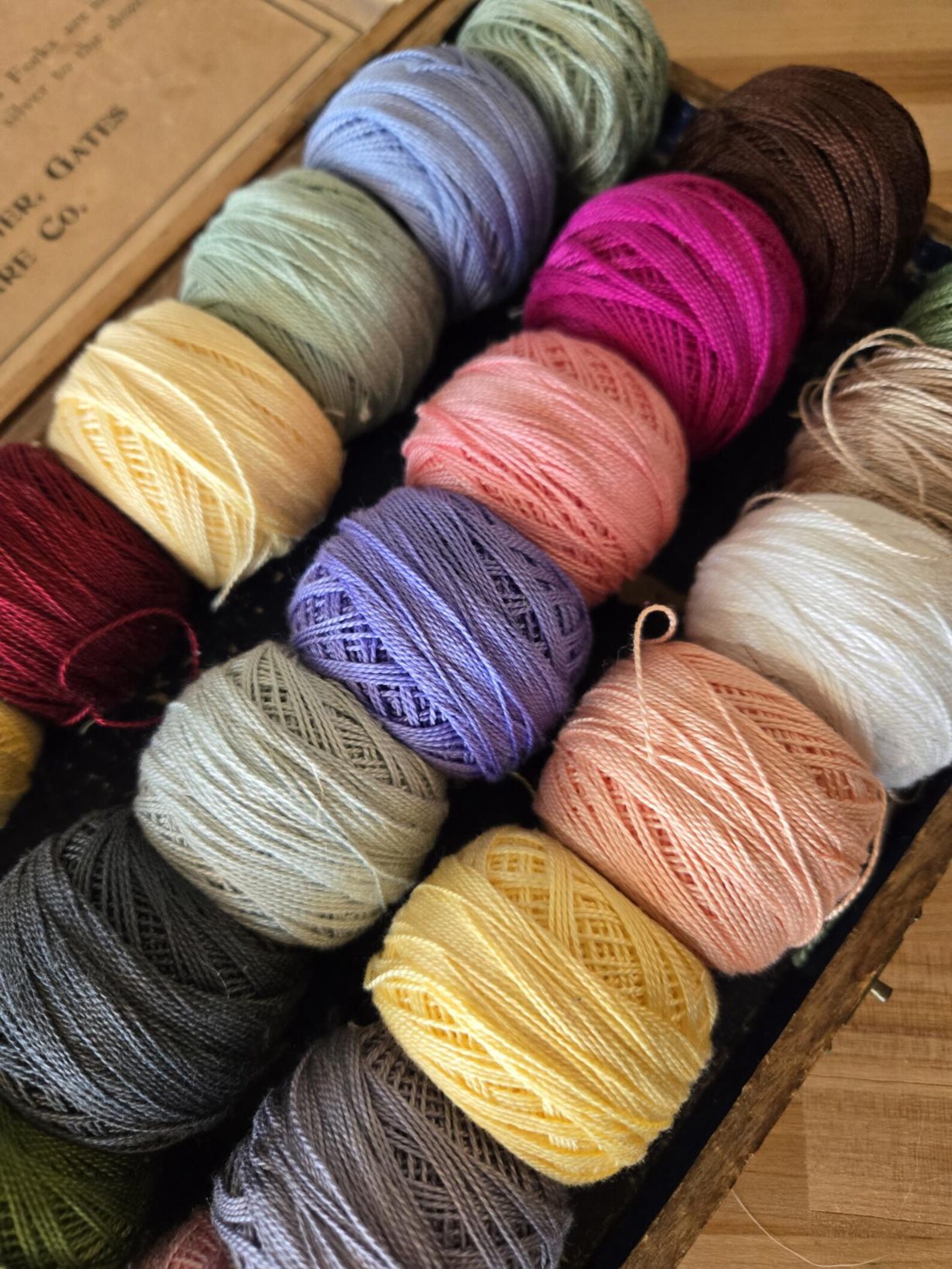 Vintage Christmas Thread Box...featuring 8 DMC Perle Cotton Balls...no ...