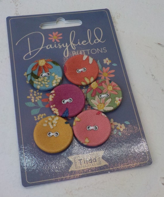 Tilda Chic Escape, Daisyfield buttons...a Tilda Collection designed by Tone Finnanger, card of 6 buttons