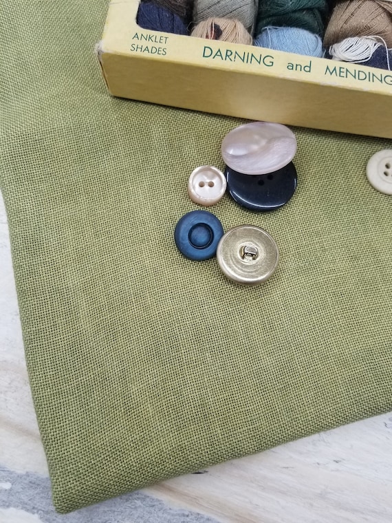 Weeks Dye Works, Grasshopper, 30ct, Fat Quarter, 100% linen, cross stitch linen