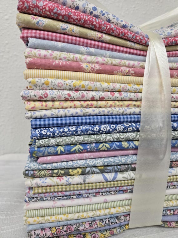 Petite Fleur...HALF Yard Bundle...Makower UK...30 prints