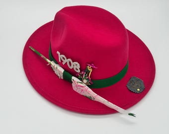 Ook bekend als felroze fedora met kellygroene band, 1908 speld, veren en parels (56-58 cm)