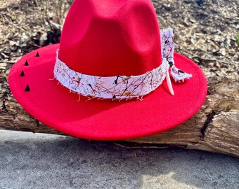 Rode fedorahoed • Kleine rand, spetterband, wolvenspeld, spikes