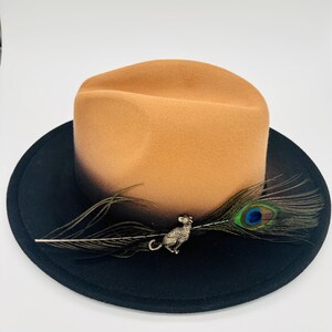 Cappello Fedora bicolore – Corona color caramello, piuma di pavone, spilla con ghepardo (56-58 cm)
