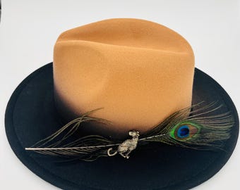 Tweekleurige gleufhoed – karamelkroon, pauwenveer, cheetapin (56-58 cm)