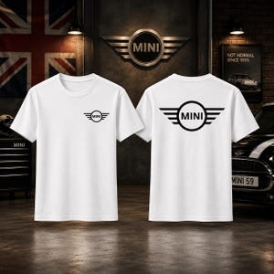 Pode incluir: Uma t-shirt branca de manga curta com um pequeno logótipo MINI preto no lado esquerdo do peito e um logótipo MINI grande e preto centrado nas costas. A camisola tem um decote redondo e um corte padrão com o icónico emblema alado.
