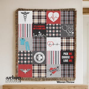 Puede incluir: Manta tejida con un diseño de patchwork con símbolos médicos, texto y patrones de cuadros en rojo, negro, gris y blanco. La manta incluye las frases "It's a beautiful day to save lives" y "You're my person."