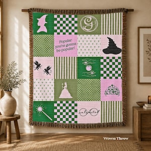 Puede incluir: Una manta tejida con un diseño de patchwork en tonos verde, rosa y blanco. El patrón incluye cuadrados de tablero de ajedrez, rayas, lunares, motivos de corazones, un sombrero de bruja, una tiara, una varita y el texto Popular you're gonna be popular.
