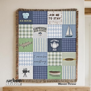 Pode incluir: Cobertor tecido com um design de patchwork com vários padrões azuis e verdes, texto e ilustrações. O cobertor inclui texto que diz "Ice House", "Ask Me To Stay", "Capeside High School" e "Potter's B&B".