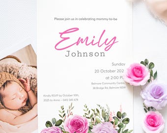Könnte beinhalten: Eine weiße Einladungskarte mit rosa floralen Akzenten und dem Namen "Emily Johnson" in rosa Schrift. Die Karte enthält Veranstaltungsdetails und eine RSVP-Anfrage bis zum 10. Oktober 2025. Ein Babyfoto befindet sich links.