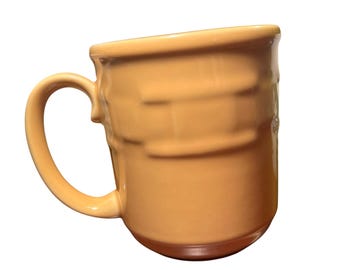 Taza de café de cerámica tejida Longaberger Woven Traditions con diseño de cesta, color calabaza antigua.