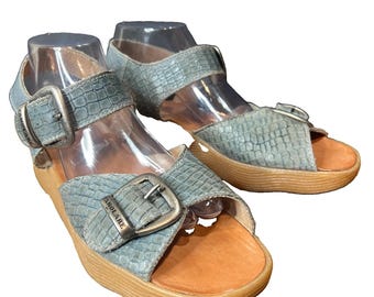 FAMOLARE Vintage 70's Wave Sole Denim Blue Croc Embossed Buckle Wedge Sandal 10