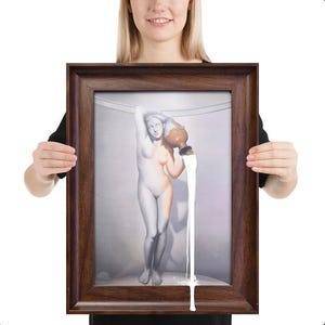 Könnte beinhalten: Ein gerahmtes Kunstwerk mit einer klassischen nackten Figur, die eine weiße Flüssigkeit aus einem braunen Krug gießt. Das Kunstwerk befindet sich in einem dunkelbraunen Holzrahmen. Die Figur ist teilweise in Pfirsich- und Grautönen gefärbt.
