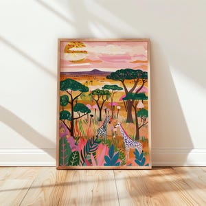 Puede incluir: Una impresión artística enmarcada que representa una vibrante escena de sabana. La obra presenta una cebra y una jirafa entre follaje y árboles coloridos bajo un cielo cálido con colores de atardecer. La impresión está en un marco de madera.