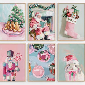 Puede incluir: Conjunto de seis láminas artísticas navideñas enmarcadas. Las láminas presentan ilustraciones festivas, como un árbol de Navidad, Papá Noel, un calcetín, un cascanueces, adornos y un conejito con gorro de Papá Noel. La obra de arte es de estilo pictórico con colores suaves.