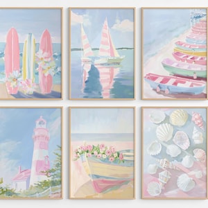 Könnte beinhalten: Ein Set aus sechs gerahmten Wandkunstdrucken mit Küstenszenen in einer sanften Pastellfarbpalette. Die Bilder zeigen Surfbretter mit Blumen, Segelboote auf dem Wasser, eine Reihe bunter Boote, einen Leuchtturm, ein Boot mit Rosen und Muscheln.