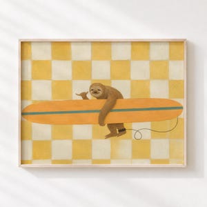 Puede incluir: Una impresión de arte mural rectangular que muestra a un perezoso marrón sosteniendo una tabla de surf naranja larga con una franja central de color verde azulado. El perezoso hace un gesto con la mano sobre un fondo de cuadros amarillos y blancos.
