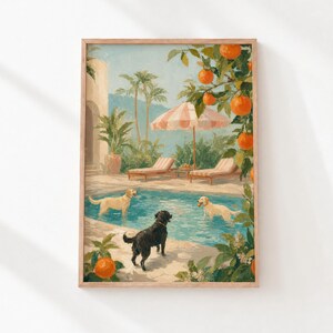 Può includere: Una stampa artistica incorniciata raffigurante una scena di piscina con due cani dal manto chiaro in acqua e un cane nero sul bordo. Un albero di arance con frutti maturi sovrasta la piscina, dotata di sedie a sdraio e un ombrellone a righe.