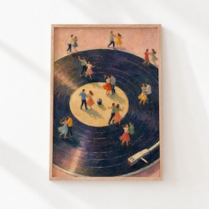 Puede incluir: Una impresión de arte mural rectangular que presenta una pintura al óleo de un gran disco de vinilo negro. Numerosas figuras pequeñas de personas con ropa colorida aparecen bailando sobre la superficie del disco y el fondo rosa.