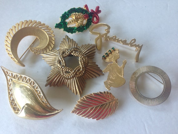 Gold tone Brooches Pins Vintage lot 659