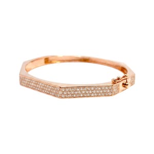 Pode incluir: Uma placa de madeira r&uacute;stica com o texto "Welcome to our home" em estilo manuscrito. A placa apresenta um acabamento desgastado e um design simples e convidativo, ideal para uma varanda ou entrada.